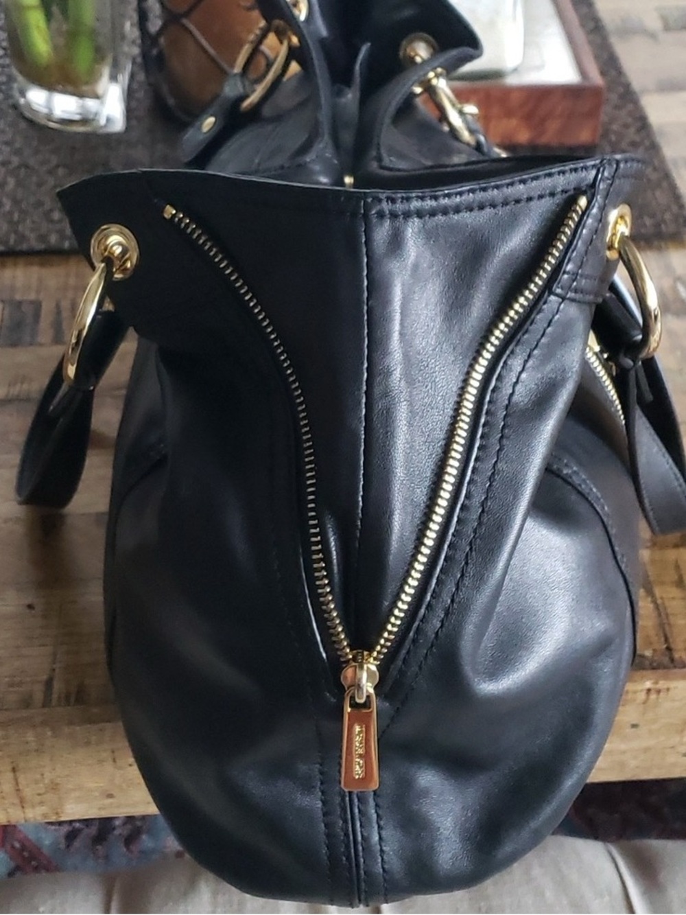 EUC  Michael Kors Moxley Black Leather Gold Zippers Details Shoulder Bag 🍒 - Picture 15 of 17
